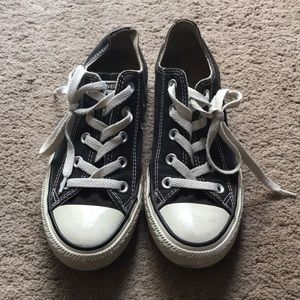 Women’s Black Converse used but lots of life left.